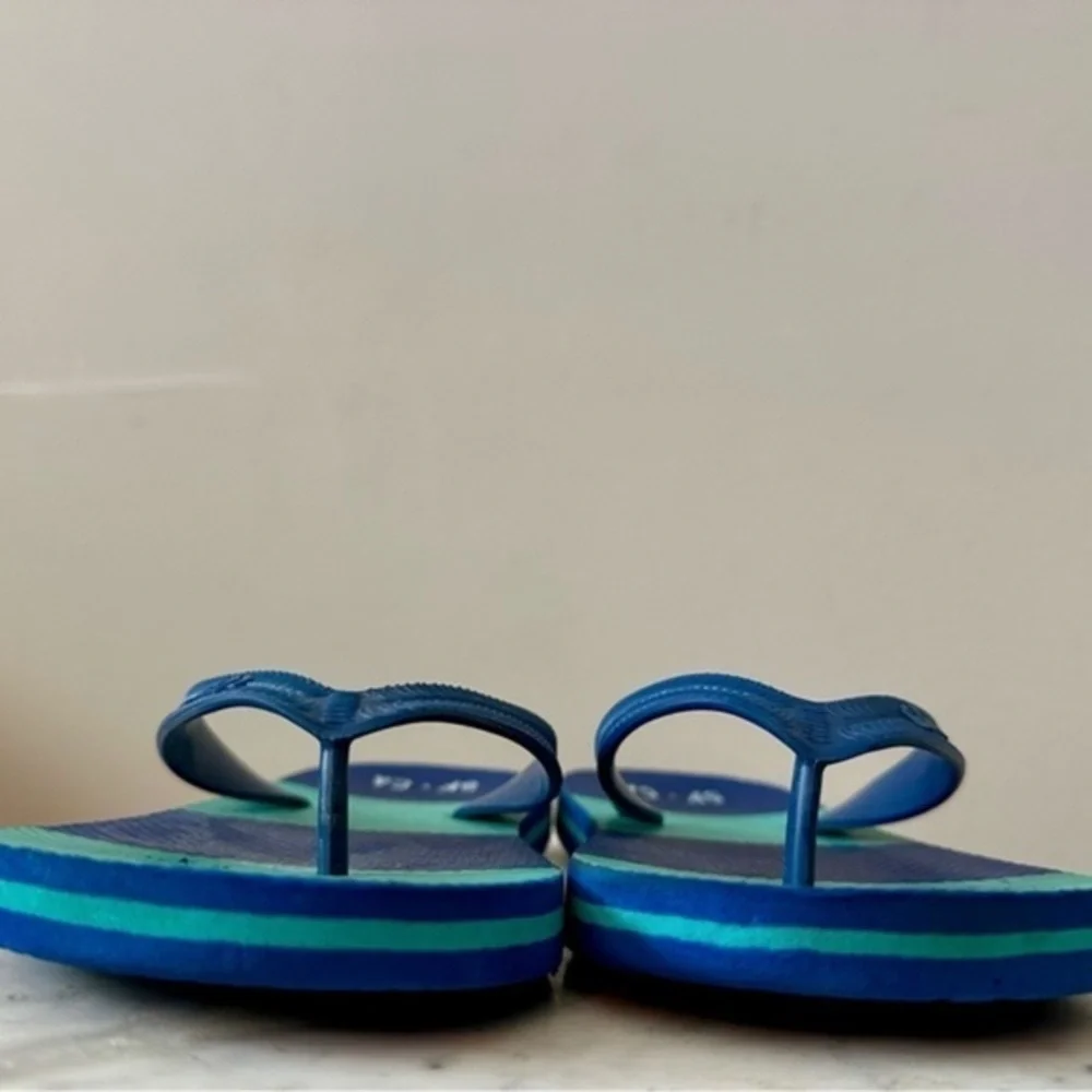 🔴GAP m Boys 3 / 4 Flip Flop Sandals. Navy green blue Striped Sandals size 1-2